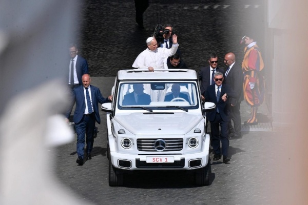 papież w papamobile